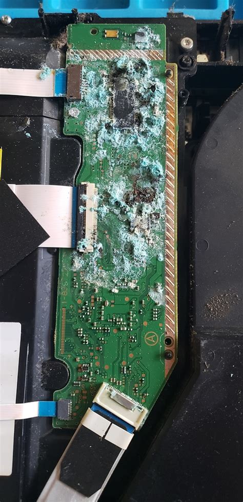 Does water damage PS4 disc?