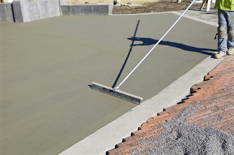 Does water dry out of concrete?