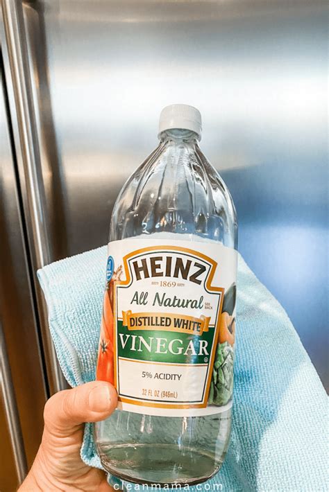 Does white vinegar clean stainless steel?