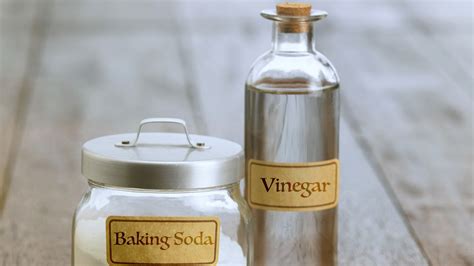 Does white wine vinegar mix with baking soda?