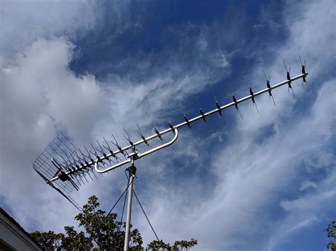 How are antennas powered?