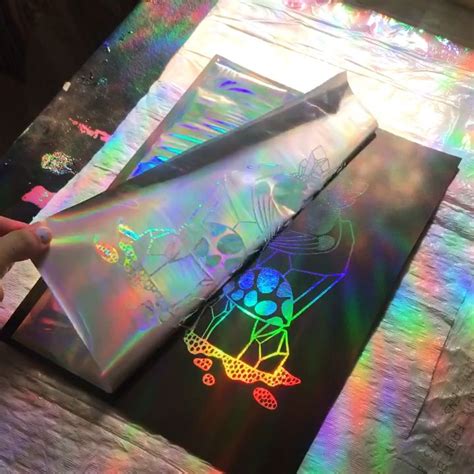 How are holographic prints made?