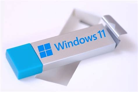 How big is Windows 11 on USB?