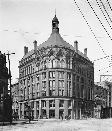 How big was Toronto in 1900?
