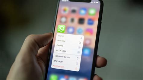 How can I watch WhatsApp video call while using other apps?