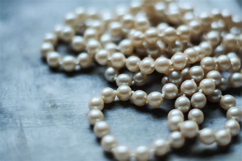 How can you tell expensive pearls?