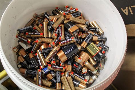 How can you tell if a AA battery is bad?