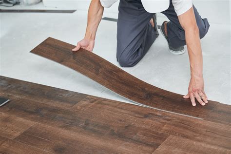 How can you tell if a vinyl floor is good quality?