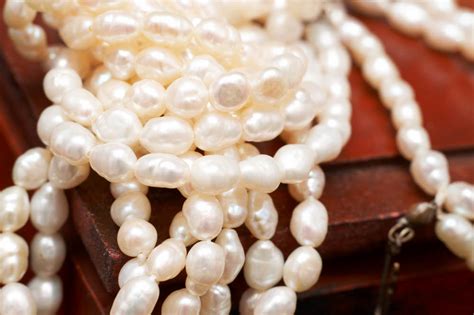 How can you tell if freshwater pearls are real?