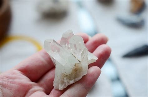 How can you tell if quartz is man-made?