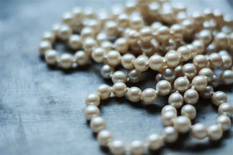 How can you tell if yellow pearls are real?
