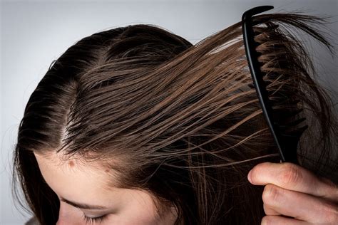 How can you tell if your hair is greasy?