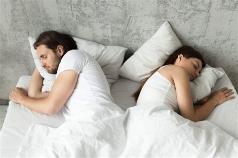 How couples should sleep in bed?