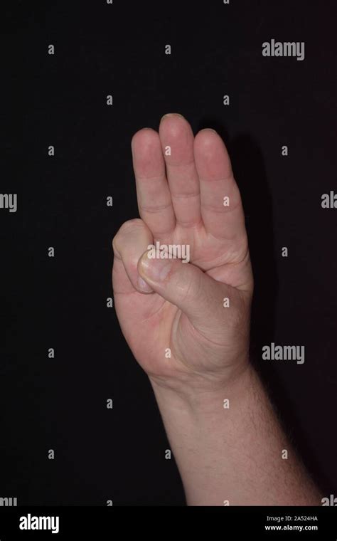 How do Europeans hold up 3 fingers?