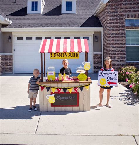 How do I attract people to my lemonade stand?