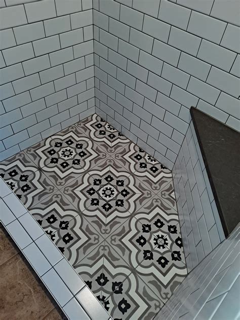 How do I choose a shower floor?