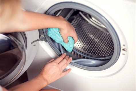 How do I clean my washing machine with baking soda UK?