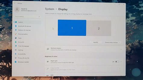 How do I duplicate a screen in Windows?