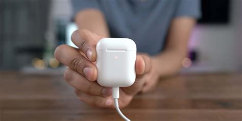 How do I know if my left AirPod is charging?