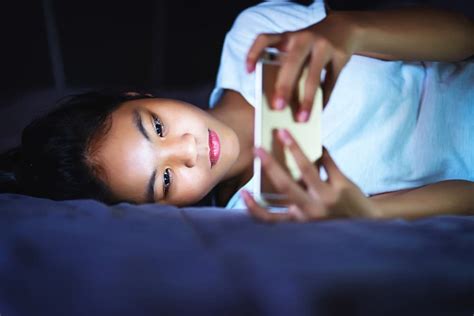 How do I limit screen time before bed?