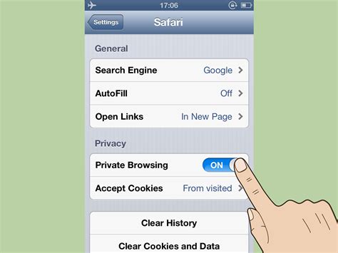 How do I make my browsing history private on my iPhone?