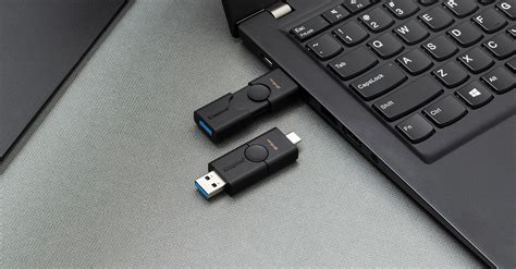 How do I play a USB stick on my computer?