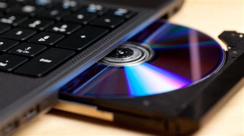 How do I run Windows 10 from a DVD?