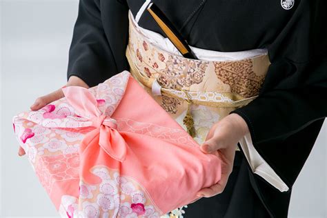 How do Japanese give gifts?