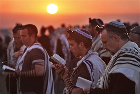 How do Jews pray 3 times a day?