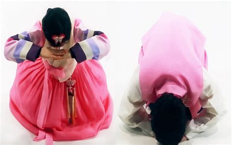 How do Korean girls bow?