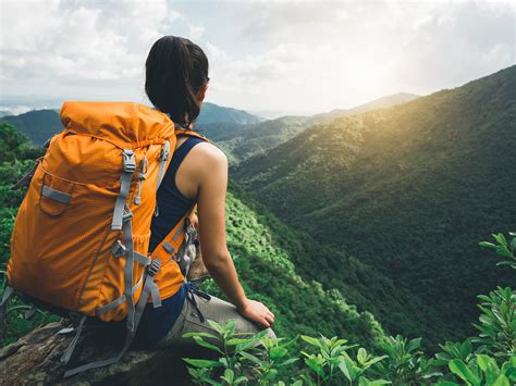 How do backpackers live?