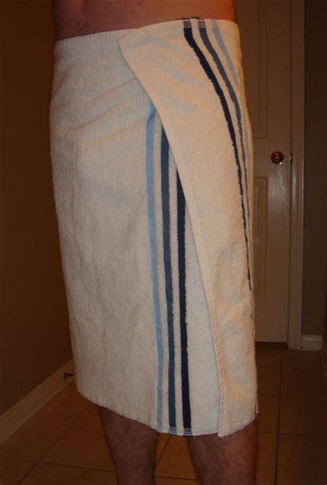 How do men tie a towel around their waist?