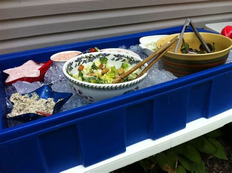 How do plastic containers keep things cold?