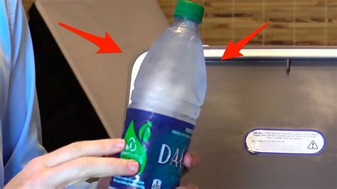 How do plastic water bottles keep water cold?