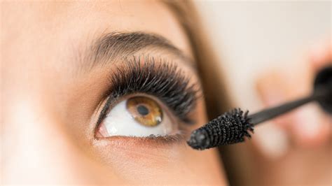 How do you apply mascara to bottom lashes without smudging?