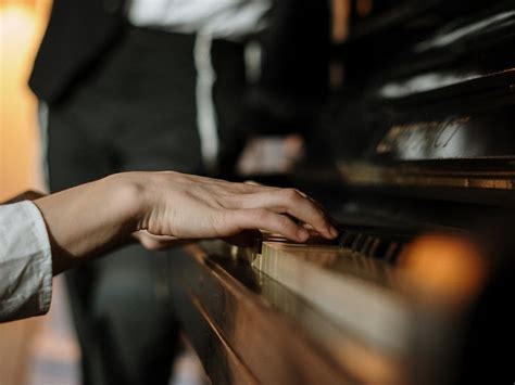How do you become an advanced piano player?