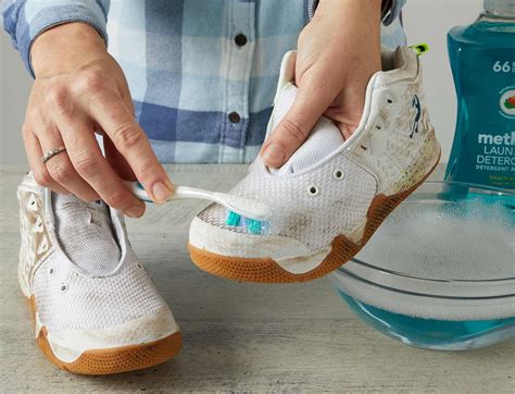 How do you clean smelly trainers?