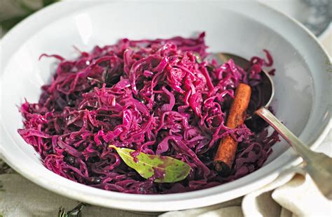 How do you cook red cabbage without it turning blue?