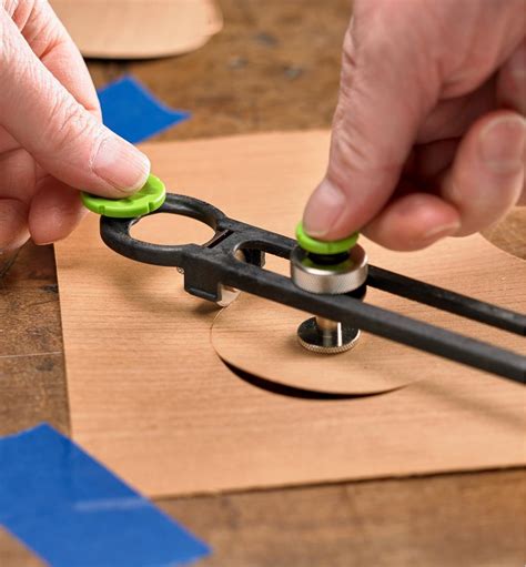 How do you cut a circle with a rotary cutter?