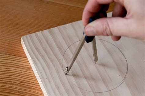 How do you cut a perfect circle?