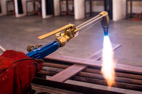 How do you cut metal with gas?