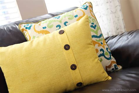 How do you decorate a pillow with buttons?