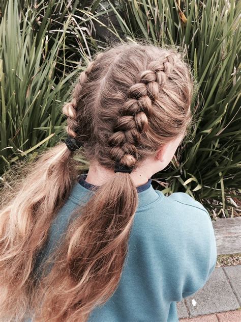 How do you do pigtail French braids?