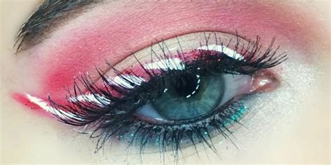 How do you draw Egirl eyeliner?