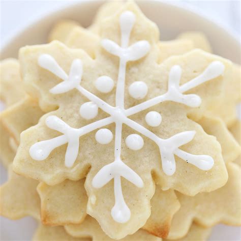 How do you ice snowflake cookies?