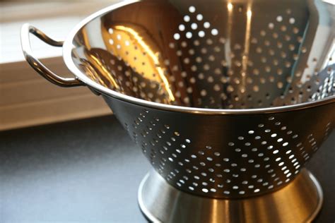 How do you improvise a colander?