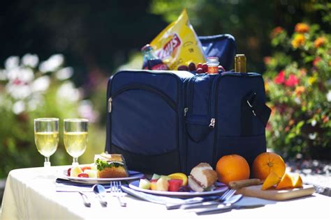 How do you keep food warm at a picnic without electricity?