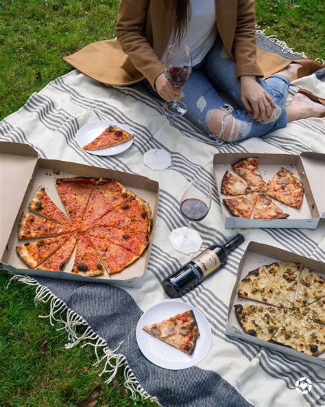 How do you keep pizza warm at a picnic?