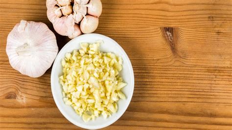 How do you know garlic is bad?