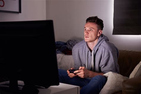 How do you know if a guy is playing you online?